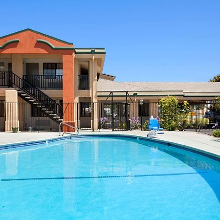 Super 8 By Wyndham Salinas Motel Dış mekan fotoğraf