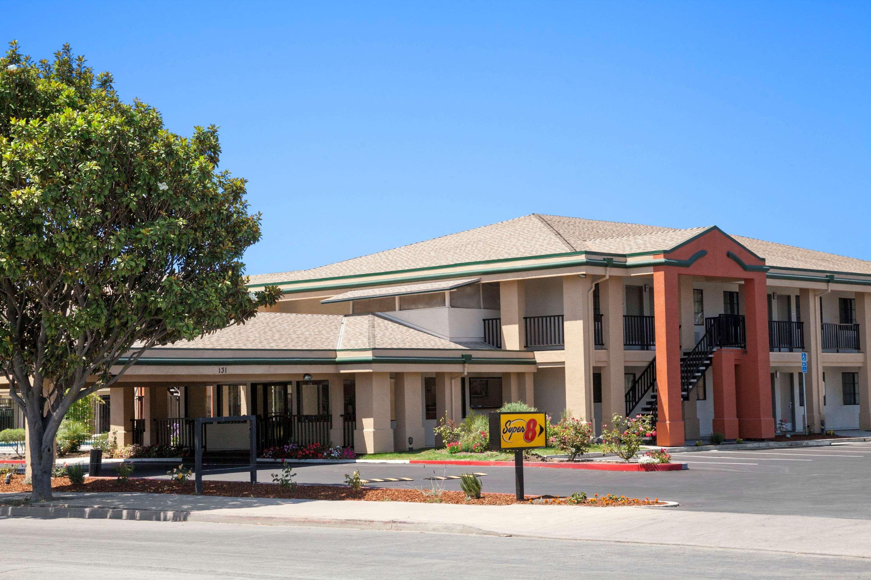 Super 8 By Wyndham Salinas Motel Dış mekan fotoğraf