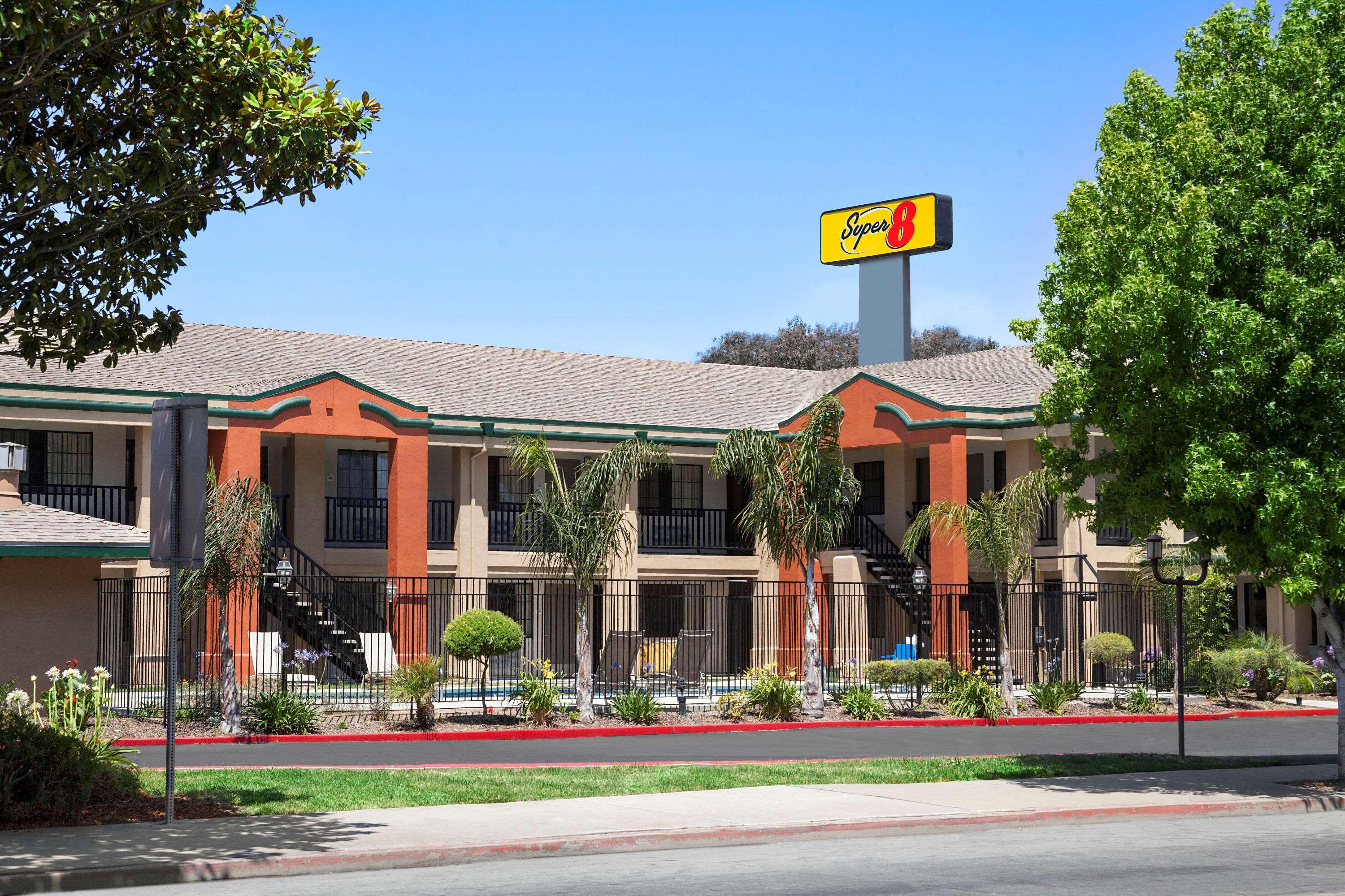Super 8 By Wyndham Salinas Motel Dış mekan fotoğraf