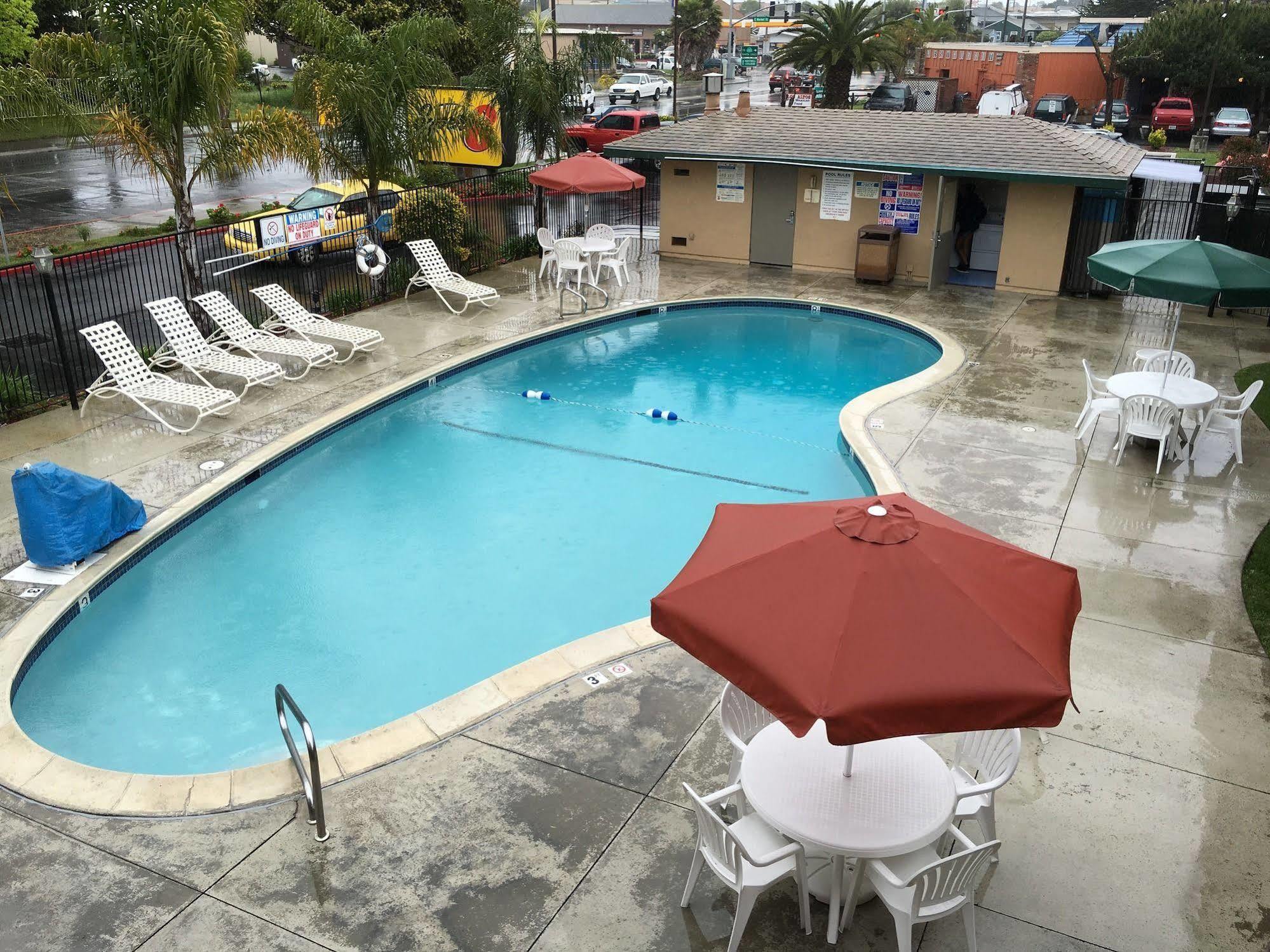 Super 8 By Wyndham Salinas Motel Dış mekan fotoğraf